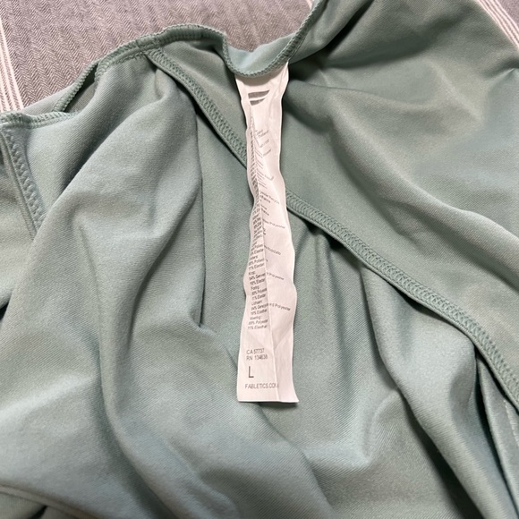 Fabletics Sports Top - Picture 2 of 3